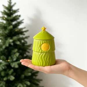 Gedetailleerde close-up van groene kerstboom opbergpot met gele ster en hertenmotief.