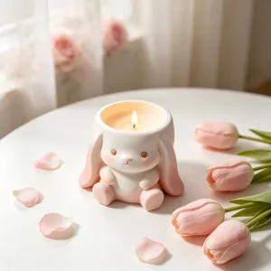 Gedetailleerd overzicht van schattig konijn geurkaars, roze tulpen decor, gezellige tafelopstelling.