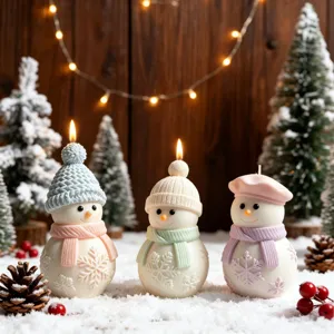 Joli ensemble de bougies de bonhomme de neige 3D de Noël avec écharpe et bonnet tricotés.