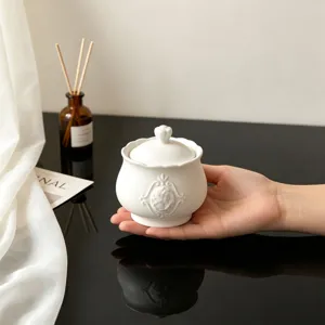 Barattolo di stoccaggio in ceramica bianca goffrata vintage con coperchio per candele.
