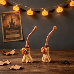 Ornement de balai miniature d'Halloween avec relief de citrouille, parfait pour la fête.