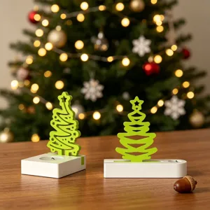 Portacandela albero di Natale con base bianca e albero cavo verde, dettaglio festivo.