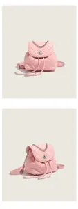 Vue détaillée du mini sac à dos matelassé rose avec chaîne métallique et serrure.