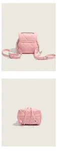 Vue de détail d'un mini sac à dos rose matelassé montrant le dos et la chaîne métallique.