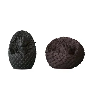 Silikonform mit niedlichem schlüpfenden Baby-Dinosaurier in einer zerbrochenen Eierschale.