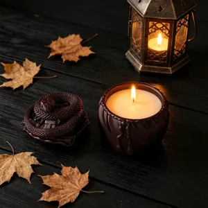 Toma detallada del tarro de vela de serpiente marrón oscuro con hojas de otoño y linterna retro.