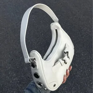 Trendige weiße Schultertasche für Damen, stylische Stern-Schnalle Baguette Tasche chic.