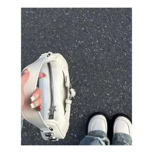 Weißer Schultertasche für Damen, modische Streetstyle Handtasche mit Stern Reißverschluss Design.