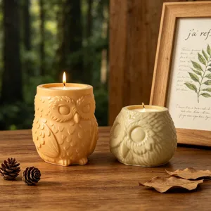 Detailopname van schattige uil geurkaarsen op een houten tafel met fijne textuur en warm licht.