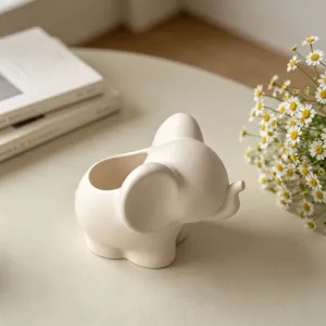 Leuke witte olifant opbergpot en bloempot detail, perfect voor bureau decoratie en knutselen.