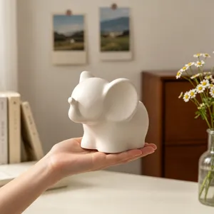 Hand vasthouden een witte 3d olifant figuur of mal, gedetailleerde burenodecoratie presentatie.
