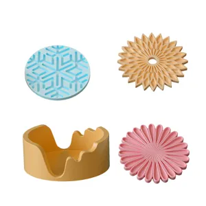Lot de moules en silicone pour sous-verre avec motifs de flocon et de marguerite.
