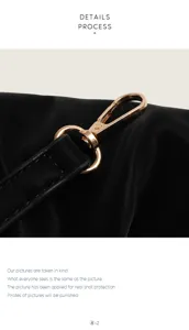 Dettaglio di ferramenta metallica per borsa nuvola nera plissé con gancio dorato.