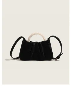 Elegante borsa a mano mini nera arricciata con un lussuoso manico di perle e una tracolla chic.
