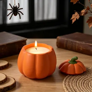 Halloween pompoen geurkaars met deksel, herfst huisdecoratie en gezellige sfeer in huis.