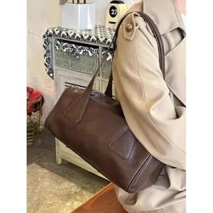 Retro dark brown shoulder bag for women, large capacity casual tote bag for daily commuting.