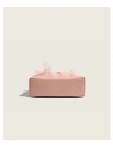 Détail du fond du sac cabas rose avec nœud en organza doux et finition de couture soignée.