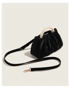 Vista dettagliata della borsa nera plissettata con manico di perle, design elegante.