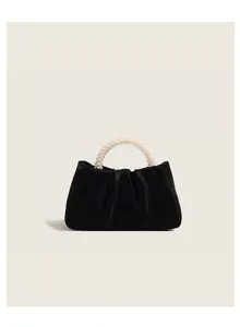 Primo piano della borsa a nuvola plissettata nera con elegante manico di perle.