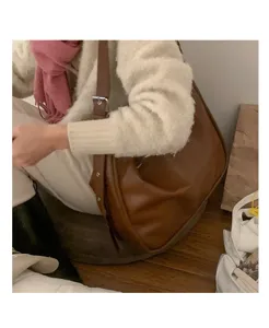 Casual brown leather shoulder bag, vintage large capacity tote bag for women daily commute.