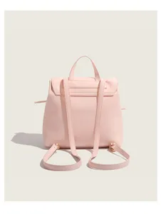 Vista dettagliata degli spallacci posteriori e del design pulito dello zaino rosa donna.
