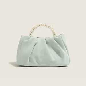 Stupenda borsa a mano verde menta arricciata dotata di un elegante manico di perle.