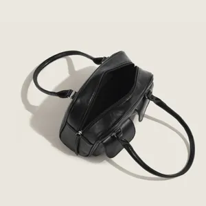 Sac bowling noir rétro pour femme, sac porté épaule boston en cuir pu minimaliste.