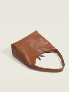 Sac porté épaule souple marron minimaliste, détail de sac dumpling vintage pour le travail.