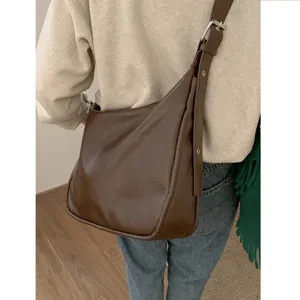 Vintage brown leather shoulder bag for women, large capacity slouchy hobo tote daily bag.