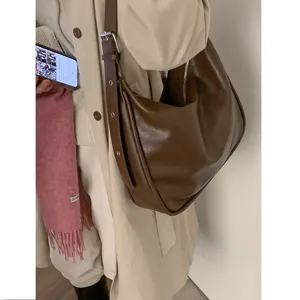 Slouchy brown shoulder bag for women, large capacity retro hobo tote bag daily use.