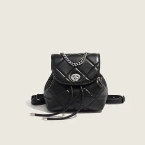Mini sac à dos en cuir matelassé noir avec bandoulière chaîne et fermoir tourniquet