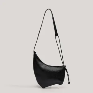 Elegante bolso de hombro negro irregular, diseño moderno para mujeres en el uso diario.