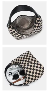 Vue détaillée du sac porté épaule hobo en toile à carreaux noir et blanc avec poche.