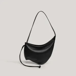 Bolso de hombro negro asimétrico para mujer, diseño de cuerno único vista detallada.
