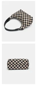 Sac porté épaule hobo à motif damier noir et blanc avec une lanière noire élégante.