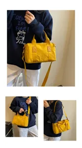 Gele canvas schoudertas detail, casual handtas met handvat en verstelbare schouderband.