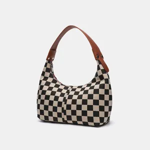 Sac à main hobo à carreaux noir et blanc avec bandoulière en cuir marron élégant
