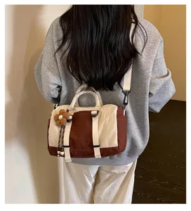 Borsa a tracolla stile coreano a contrasto di colore dettaglio con design casual chic.
