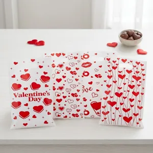 Plastic cadeautassen voor Valentijnsdag met rode hartjes en romantische prints