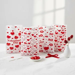 Set van vier plastic Valentijnszakjes met romantische rode en witte hartjesprint voor feestjes.