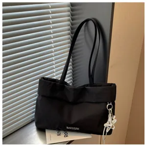 Borsa tote nera minimalista in tela con doppie bretelle e grazioso ciondolo a stella.