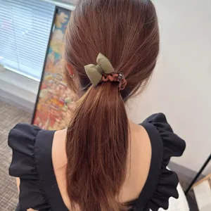 Dettaglio elastico capelli filo telefonico con delizioso fiocco imbottito stile coreano.