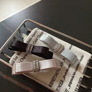 Elegante Satin Schleife Haarklammer mit Strass, glänzende Haarspange für Damen.