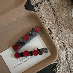 Retro Schattige Rode Smiley Haarclip Stof Strass Zijpony Haarspeld Zoete Haaraccessoires Voor Dames