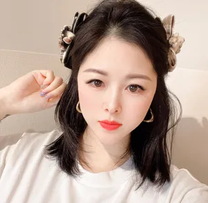 Korean Dongdaemun plaid bow hair clip with cute cartoon bear, stylish hair accessory.