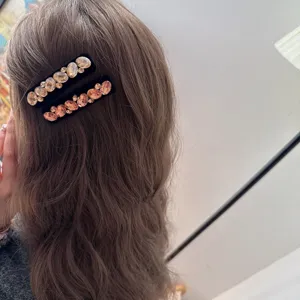 Ensemble de pinces a cheveux BB en velours et strass, accessoires brillants pour coiffure elegante.