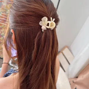 Nahaufnahme Detail der koreanischen milchweißen Blumen Perlen kleinen Haarkralle Clip.