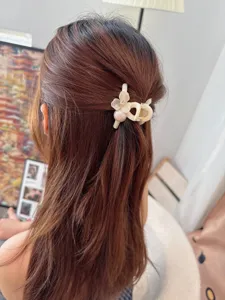 Koreanischer milchweisser Blumen Perlen kleiner Haarklammer Clip fuer Damen Haar-Schmuck.