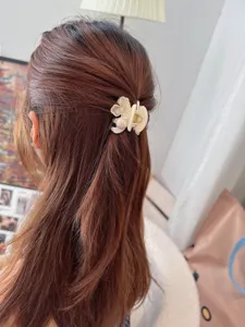 Detaillierte Ansicht der koreanischen milchweissen Blumen Perlen Mini Haarklammer für Damen.