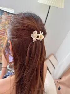 Koreanische milchweisse Blumen Perle kleine Haarklammer, elegantes Haaraccessoire fuer den Alltag.